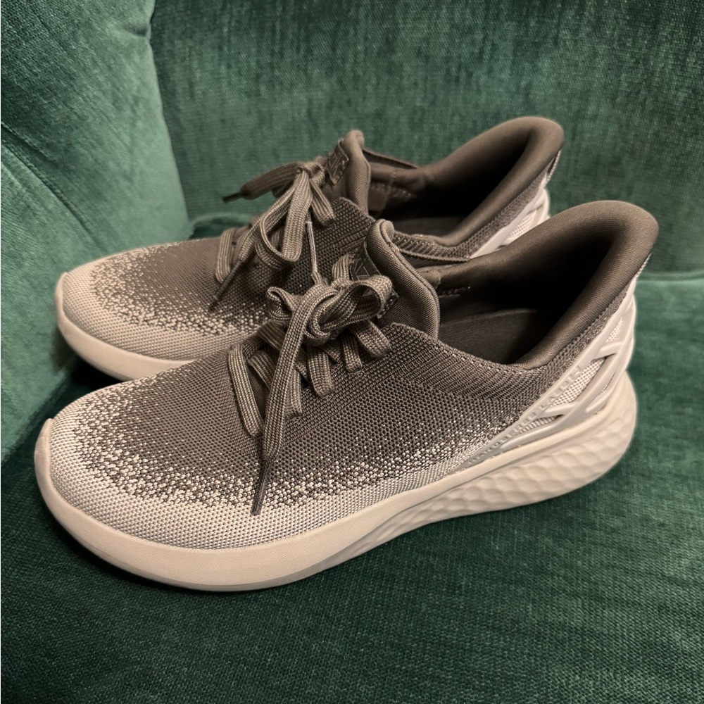 Kizik Carbon Gray Hands-Free “Athens” - EUC - Deadstock